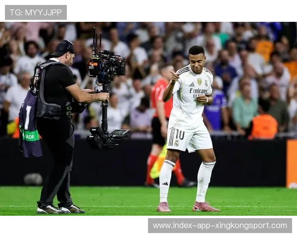 姆巴佩边路突破吸引包夹后分球,法国多点开花